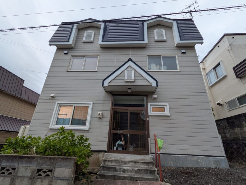 小樽市の外壁塗装工事①｜塗装は“下準備が9割” 洗浄・屋根サビ止め・中塗りの工程を公開