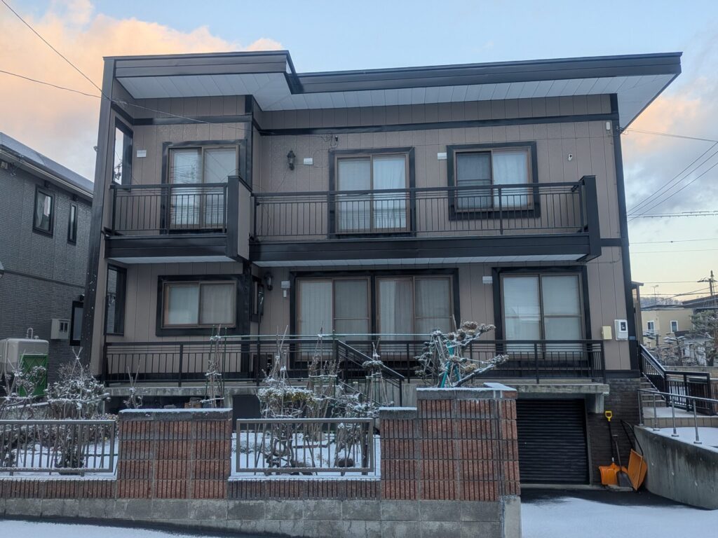 札幌市の外壁塗装・屋根塗装②｜昨年完工した塗装工事の仕上がりと施工の様子