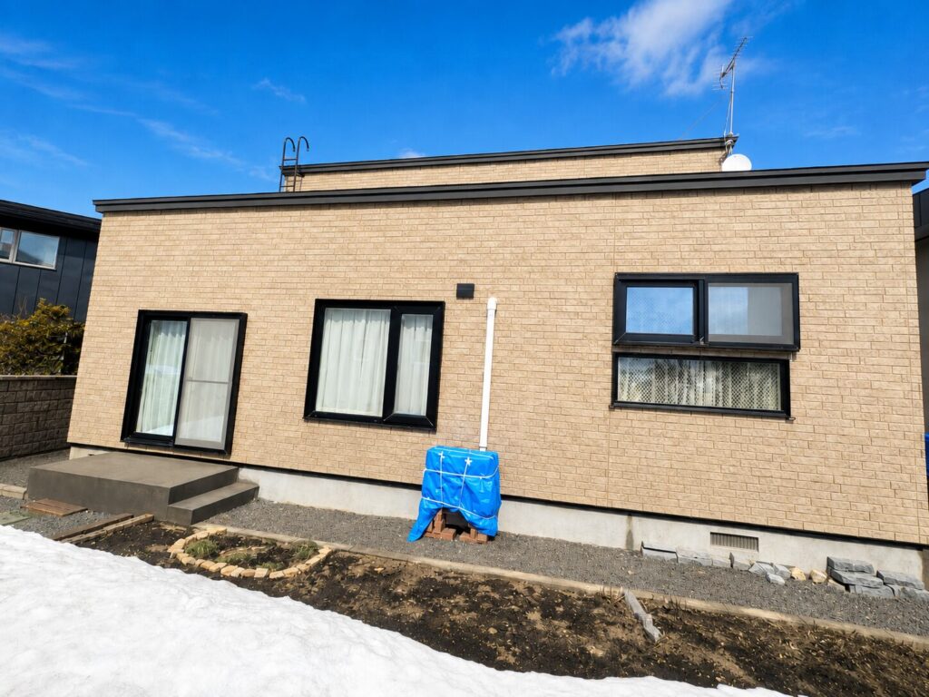 石狩市で外壁・屋根塗装がスタート｜目地や換気口まわりを確認して下地処理へ
