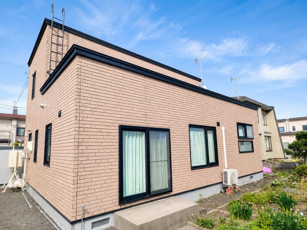 石狩市の外壁・屋根塗装が完了｜目地とサイディングを補修し、落ち着いた外観へ